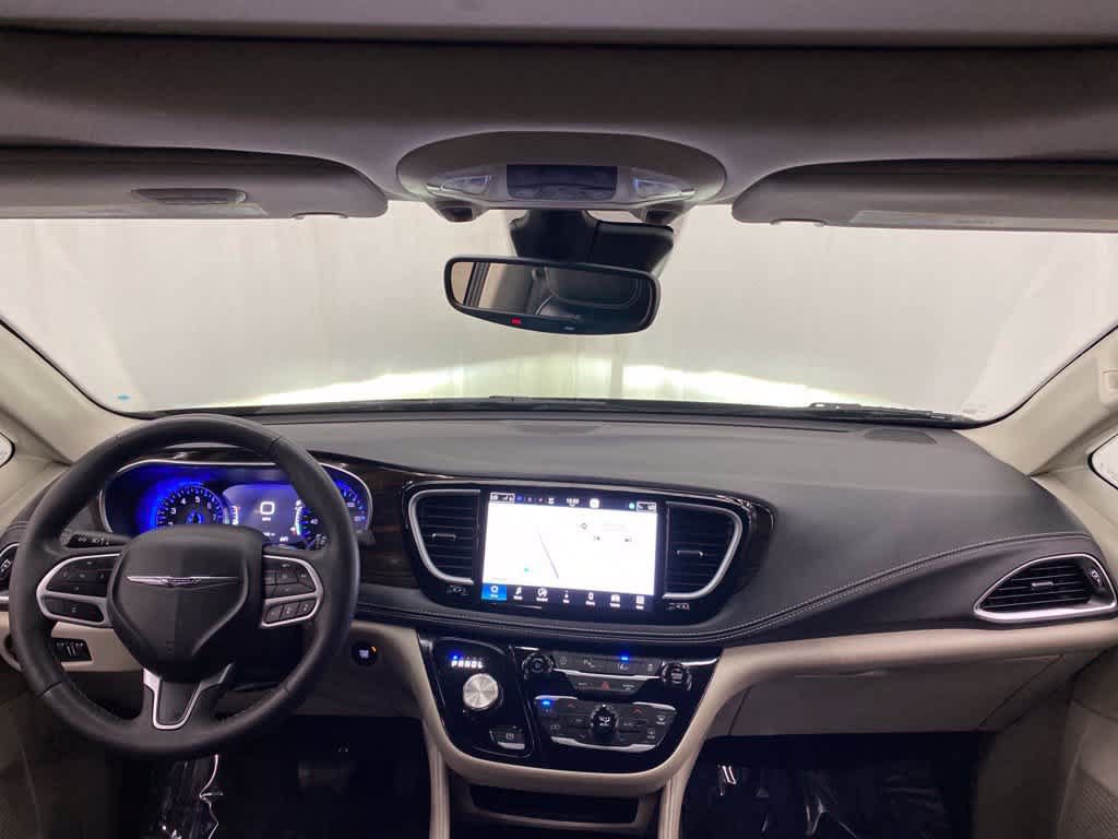 Used 2023 Chrysler Pacifica Limited FWD image 12