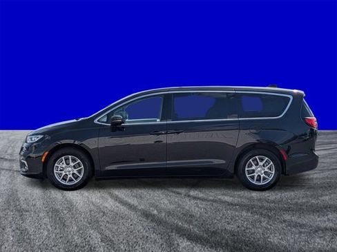 Used 2023 Chrysler Pacifica Touring-L FWD image 7