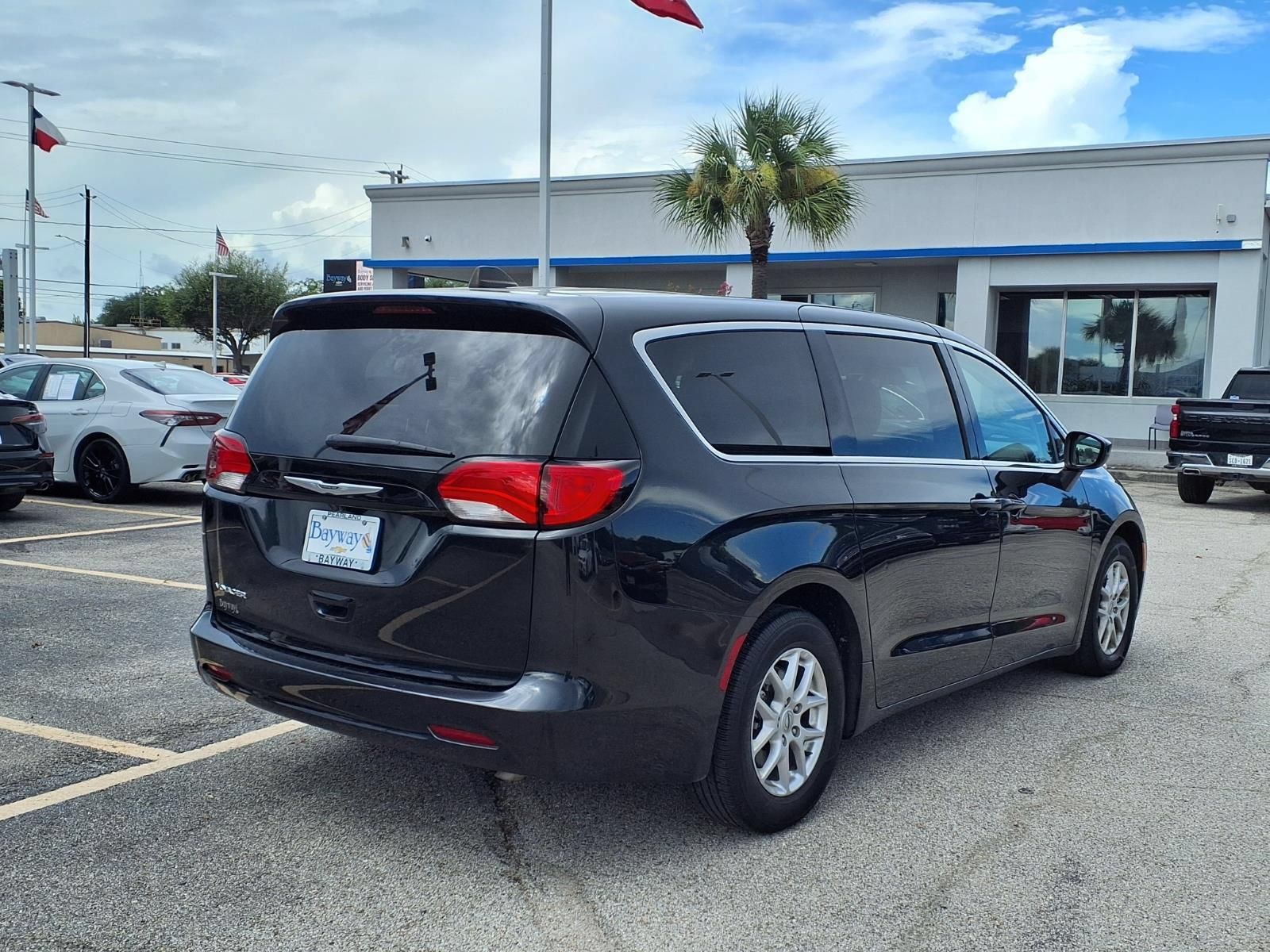 Used 2023 Chrysler Voyager LX FWD image 2