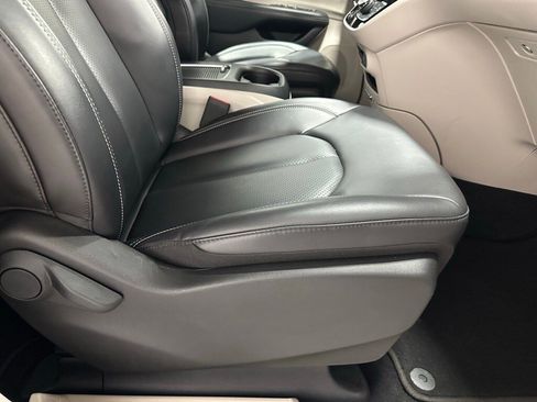 Used 2023 Chrysler Pacifica Touring-L image 57
