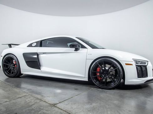 Used 2018 Audi R8 V10 w/ Premium Package RWD image 8