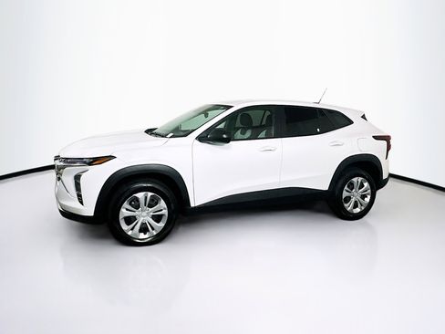 Used 2025 Chevrolet Trax LS image 4