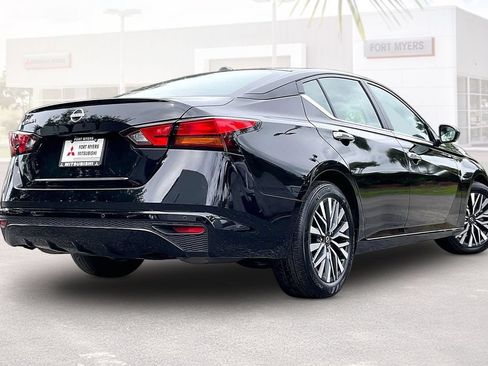 Used 2025 Nissan Altima 2.5 SV FWD image 32