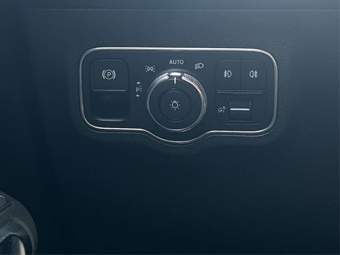 Used 2021 Mercedes-Benz GLB 250 4MATIC w/ Premium Package image 22