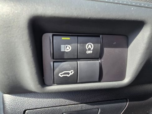 Used 2024 Toyota Highlander XLE image 19