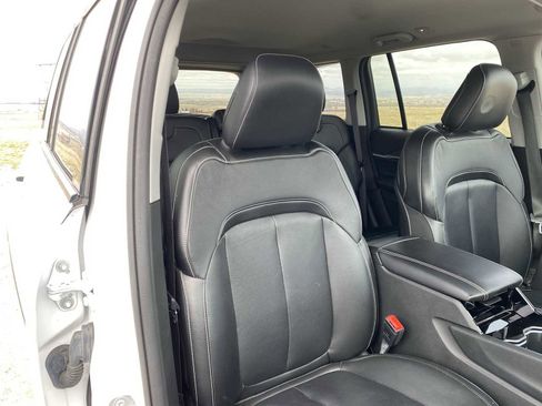 Used 2023 Jeep Grand Cherokee Limited w/ Black Appearance Package image 17