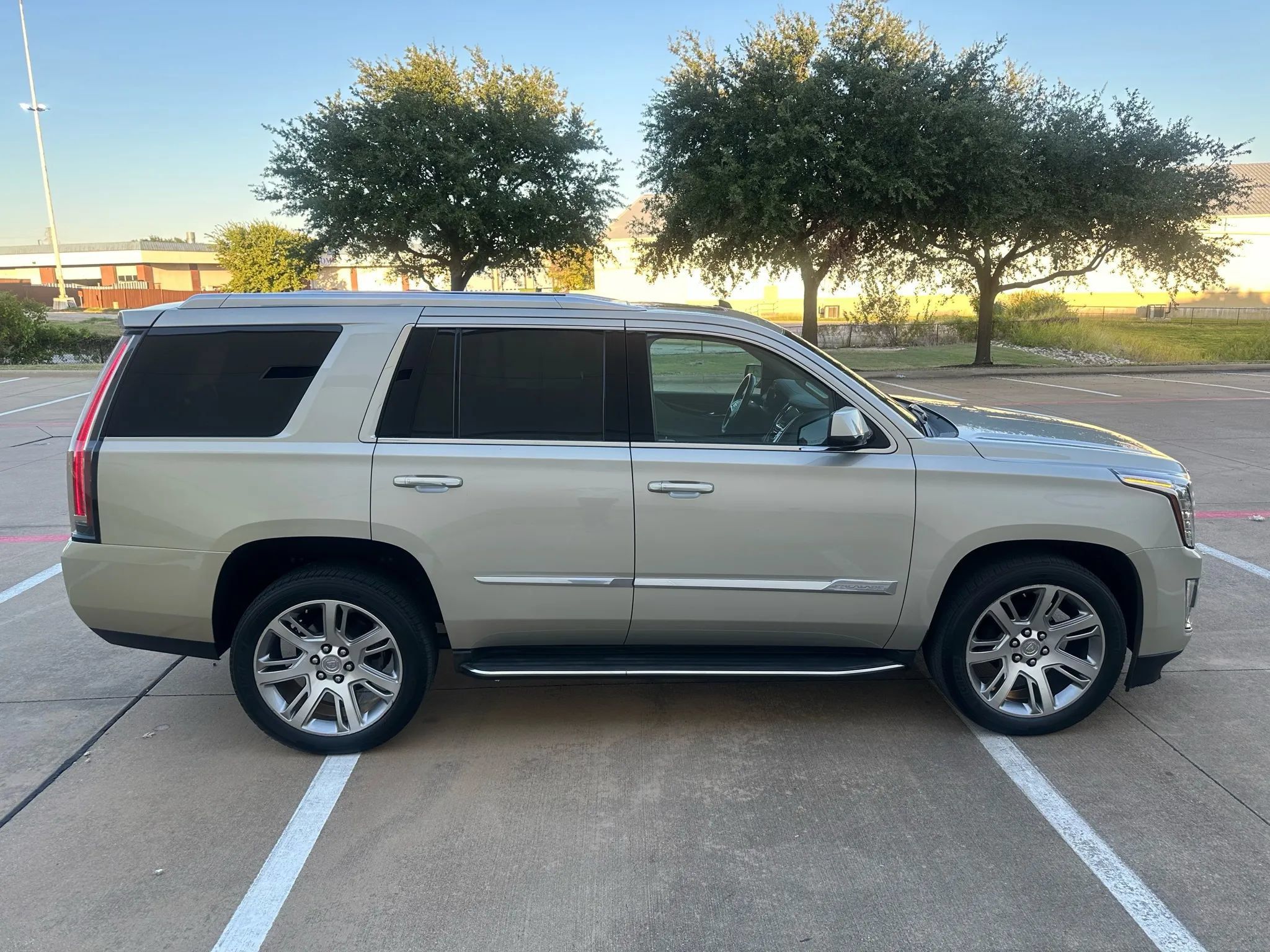 Used 2015 Cadillac Escalade Luxury AWD/4WD image 8