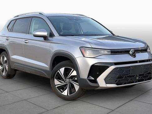 Used 2025 Volkswagen Taos SE image 4