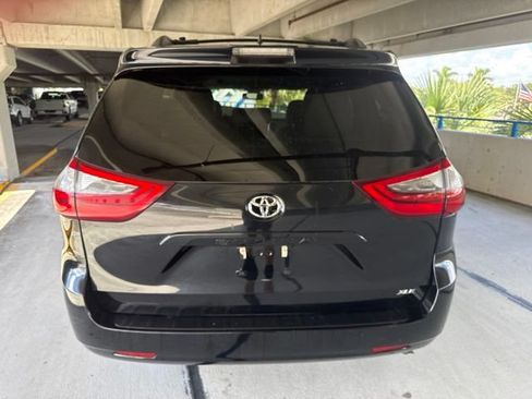 Used 2020 Toyota Sienna XLE w/ Carpet Mat Package FWD image 19