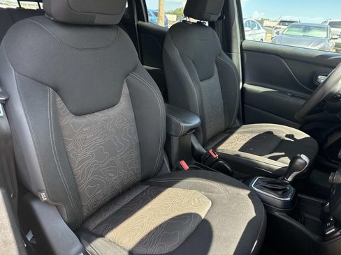 Used 2023 Jeep Renegade Latitude AWD/4WD image 11
