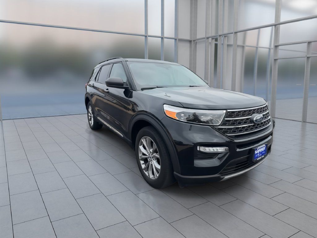 Used 2023 Ford Explorer XLT w/ Equipment Group 202A AWD/4WD image 2
