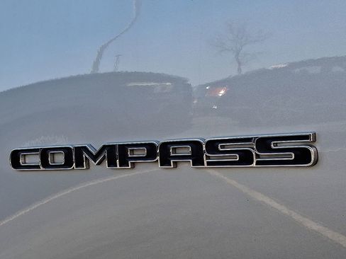 Used 2024 Jeep Compass Latitude image 29