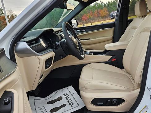 New 2025 Jeep Grand Cherokee Limited w/ Luxury Tech Group II RWD image 6
