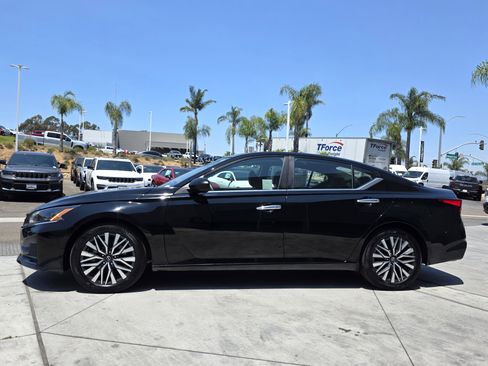 Used 2024 Nissan Altima 2.5 SV image 2