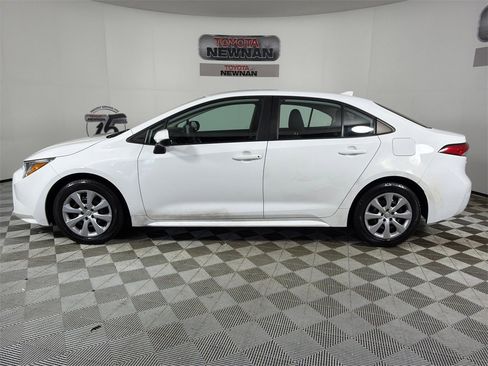 Used 2022 Toyota Corolla LE image 6
