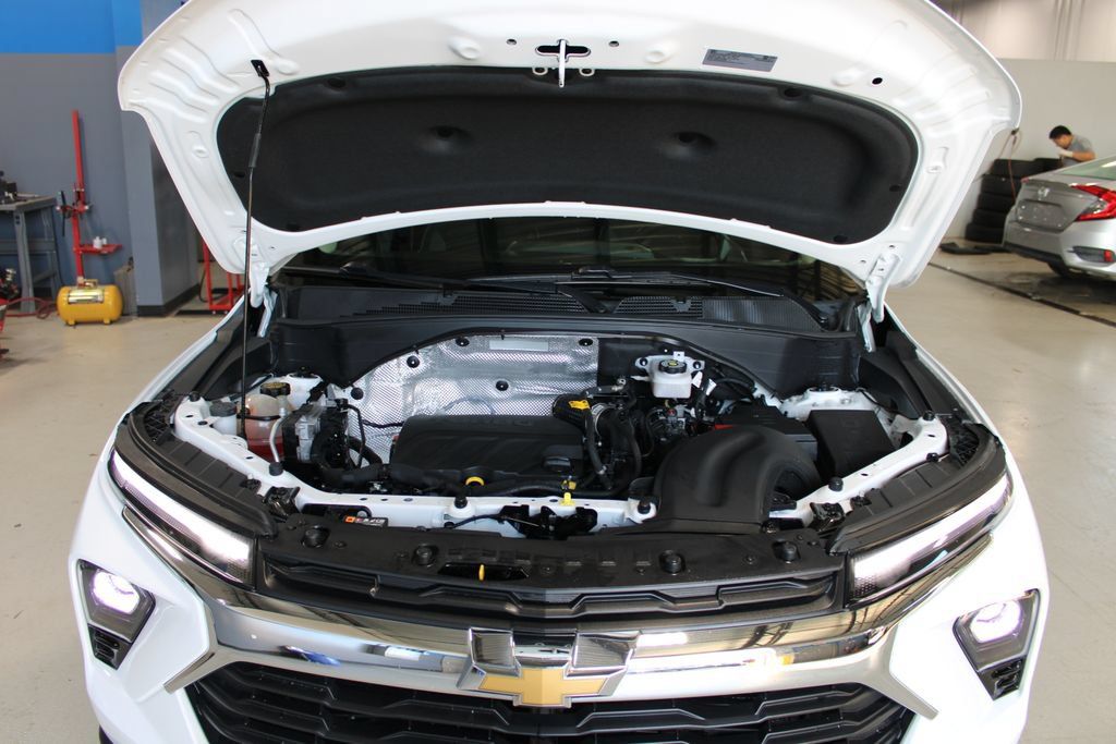 Used 2025 Chevrolet TrailBlazer LT w/ LT Cold Weather Package FWD image 9