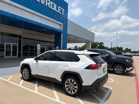 Used 2019 Toyota RAV4 XLE Premium w/ Cold Weather Package AWD/4WD image 4
