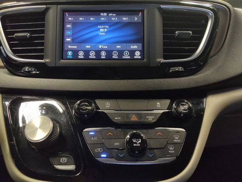 Used 2020 Chrysler Voyager Lxi FWD image 25