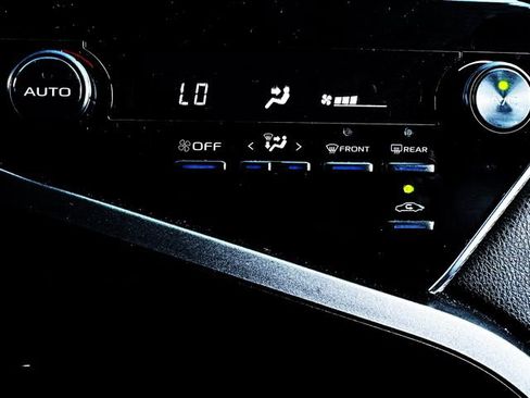 Used 2018 Toyota Camry SE image 24