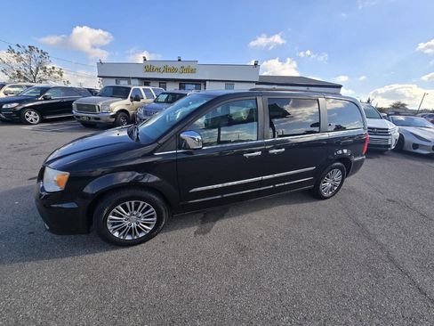 Used 2014 Chrysler Town & Country Touring-L w/ Driver Convenience Group image 57
