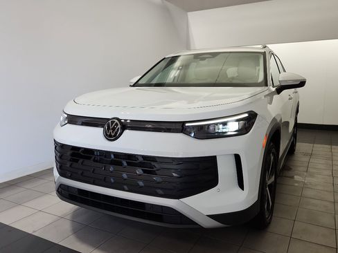 New 2025 Volkswagen Tiguan SE image 2