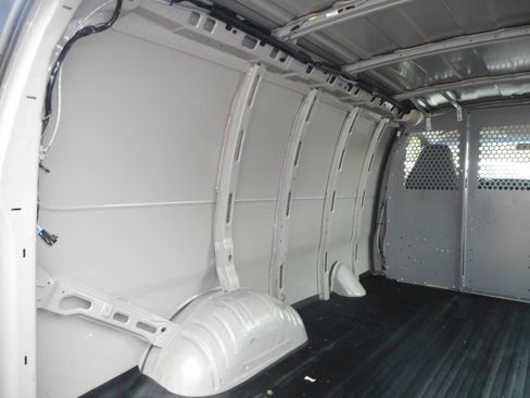 Used 2006 Chevrolet Express 2500 w/ Power and Light Package RWD image 15