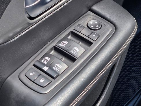 Used 2025 Chrysler Pacifica Select image 21