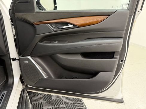 Used 2019 Cadillac Escalade ESV Luxury AWD/4WD image 32