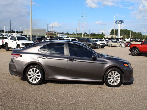 Used 2019 Toyota Camry LE FWD image 4
