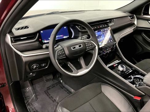 Used 2023 Jeep Grand Cherokee Altitude image 14