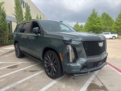 Used 2025 Cadillac Escalade V AWD/4WD image 4