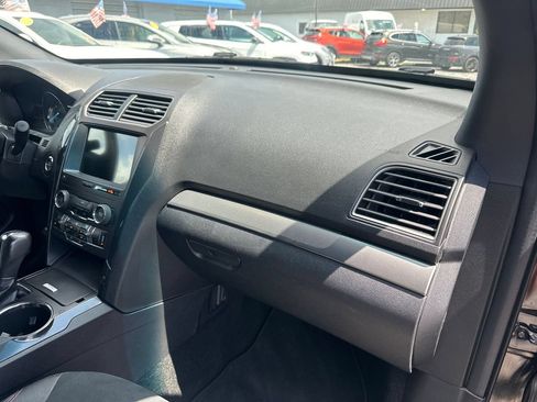 Used 2019 Ford Explorer XLT w/ Equipment Group 202A AWD/4WD image 35