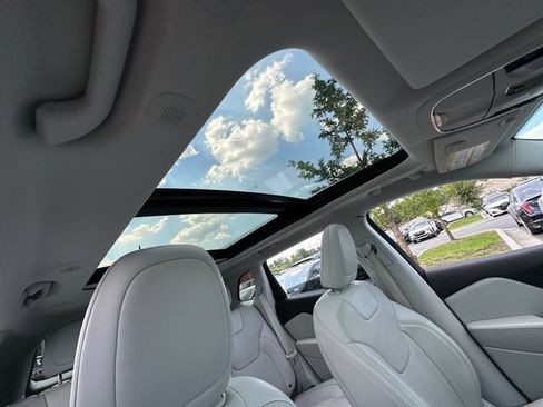 Used 2019 Jeep Cherokee Limited AWD/4WD image 33