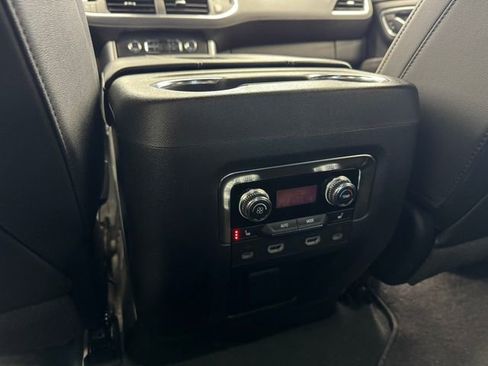 Used 2024 GMC Yukon SLT w/ SLT Luxury Package image 38