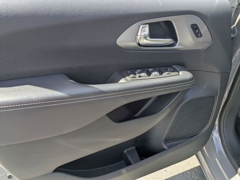 Used 2025 Chrysler Pacifica Select image 15