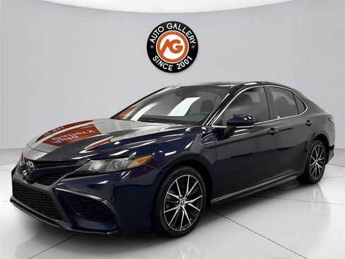 Used 2022 Toyota Camry SE image 3