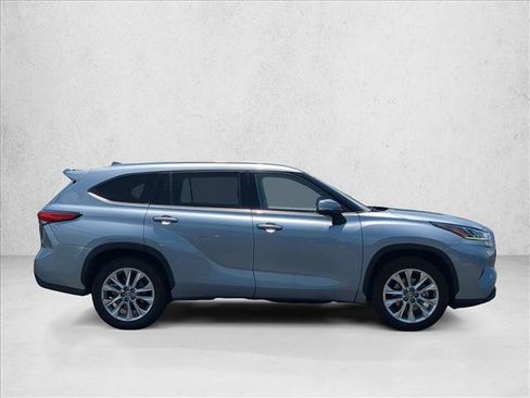 Used 2023 Toyota Highlander Limited FWD image 4