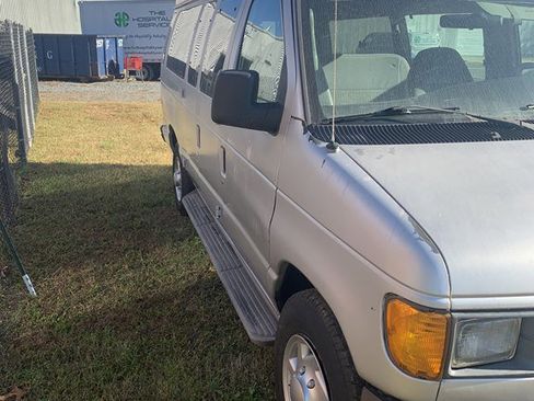 Used 2003 Ford E-350 and Econoline 350 Club Wagon image 2