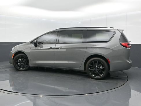 Used 2023 Chrysler Pacifica Limited w/ S Appearance Package AWD/4WD image 5