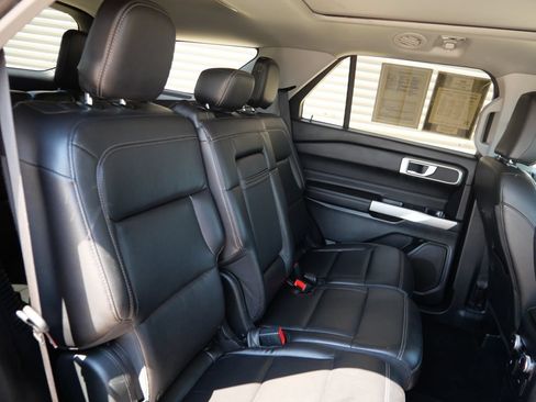 Used 2021 Ford Explorer XLT w/ Equipment Group 202A AWD/4WD image 13