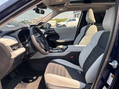 New 2025 Mitsubishi Outlander SE image 21