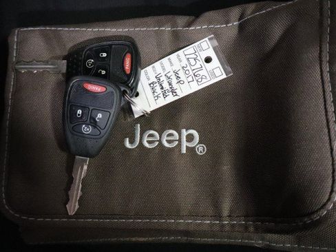 Used 2017 Jeep Wrangler Unlimited Sahara w/ Connectivity Group AWD/4WD image 53