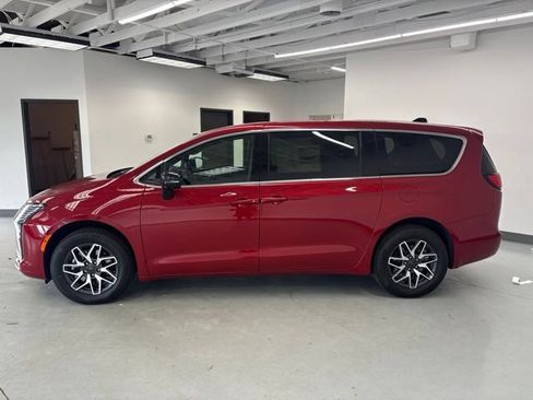New 2027 Chrysler Pacifica Limited AWD/4WD image 4