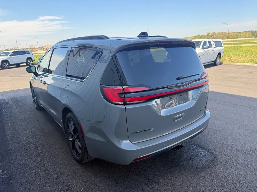 Used 2025 Chrysler Pacifica Limited w/ Trailer Tow Group FWD image 6