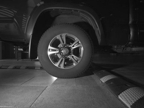Used 2019 Toyota Tacoma TRD Sport AWD/4WD image 15