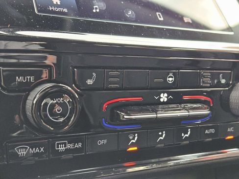 Used 2023 Jeep Grand Cherokee Laredo w/ Luxury Tech Group I image 27