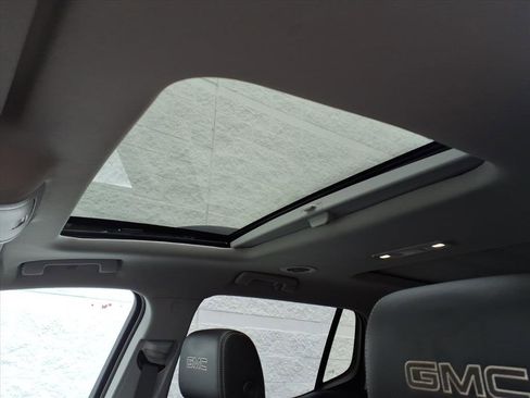 Used 2020 GMC Acadia SLT w/ Driver Alert Package II image 16