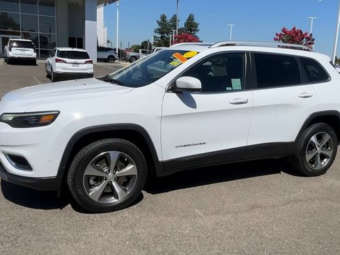 Used 2021 Jeep Cherokee Limited w/ Trailer Tow Group AWD/4WD image 3