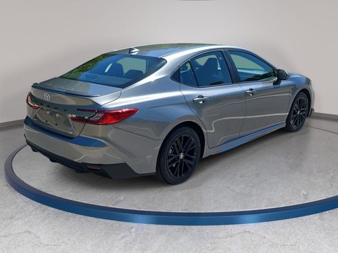Used 2025 Toyota Camry SE FWD image 5