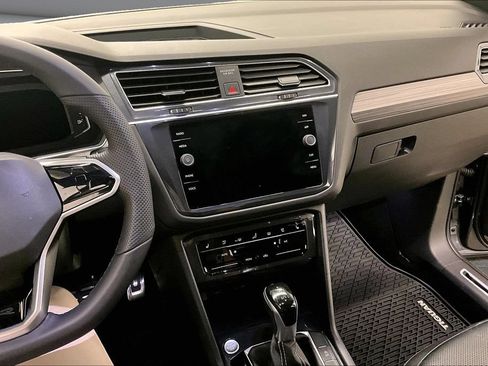 Used 2022 Volkswagen Tiguan SEL R-Line AWD/4WD image 9